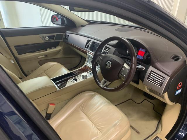 ジャガー　ＸＦ　3.0プレミアムラグジュアリー