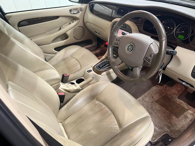 ジャガー　Ｘタイプエステート　２．０　Ｖ６ＳＥエステート