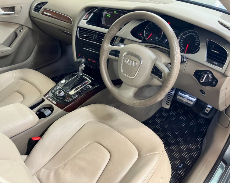 アウディA4オールロードクワトロ　ベースグレード