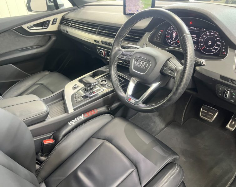 アウディ　Q7　３．０ＴＦＳＩクワトロ