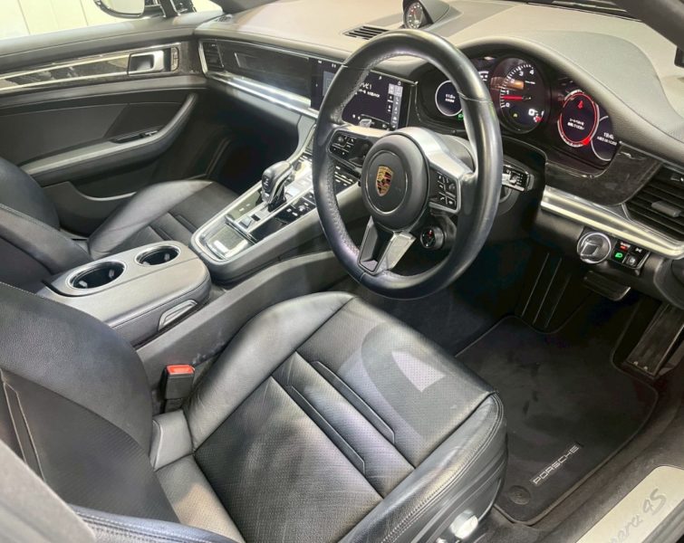 ポルシェ　パナメーラ　4S