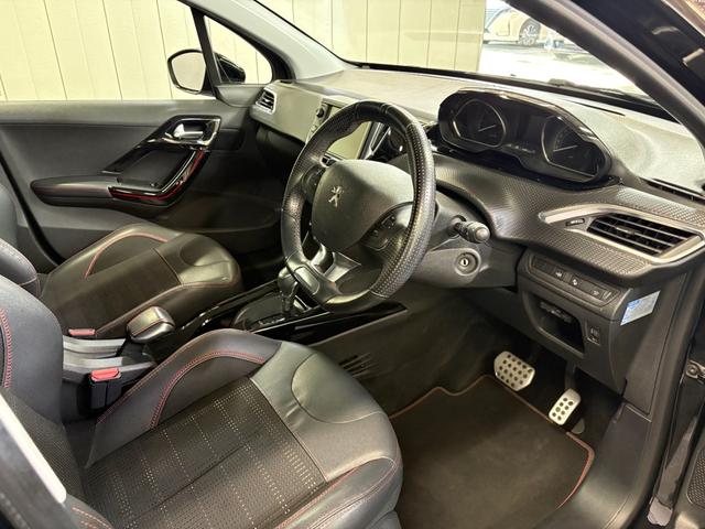 プジョー　2008　ＧＴライン　ブラック＆ホワイトエディション